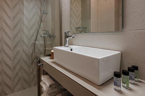 扎金索斯镇AMINA APARTMENTS的浴室配有白色水槽和淋浴。