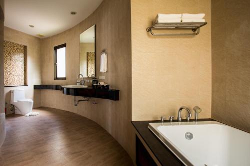 奥南海滩金海滩度假酒店的带浴缸、卫生间和盥洗盆的浴室
