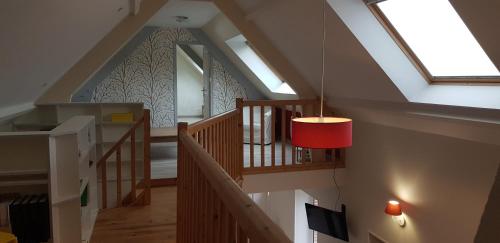 Maison La Petiote的一间设有红色吊灯的楼梯的房间
