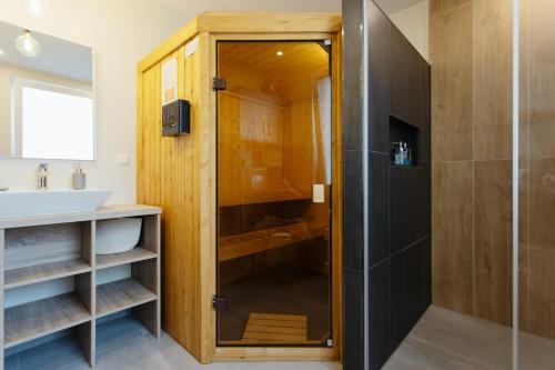 杜伊斯堡Huge apartment with Sauna and free parking的带淋浴和盥洗盆的浴室