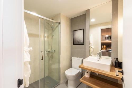 圣塞巴斯蒂安德洛斯雷耶斯Be Casa - San Sebastian de los Reyes的浴室配有卫生间、盥洗盆和淋浴。