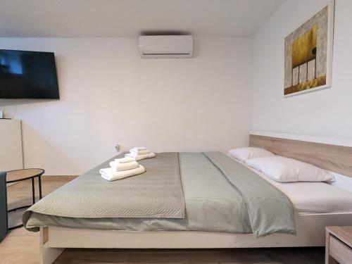 萨格勒布Yellow Pup in Maksimir的一间卧室配有带毛巾的床