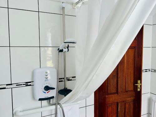 阿丁斯顿Elmbank Avenue House by Klass Living Uddingston的带吹风机的浴室内的白色淋浴帘