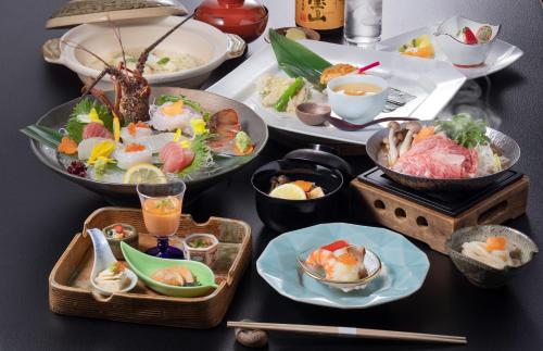 和歌山和歌山港酒店的餐桌上放着食物和碗