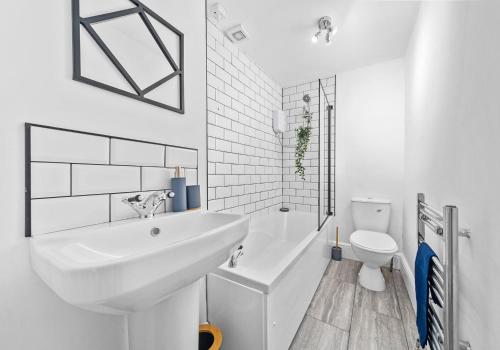 科特布里奇Garturk Apartment by Klass Living Coatbridge的白色的浴室设有水槽和卫生间。