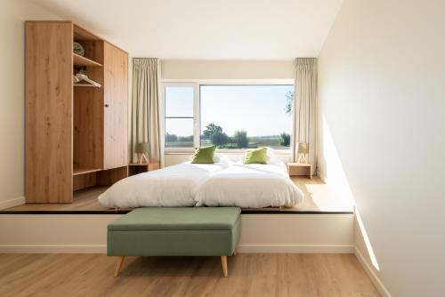 科克赛德Fluithoekhoeve的一间卧室设有一张床和一个窗口