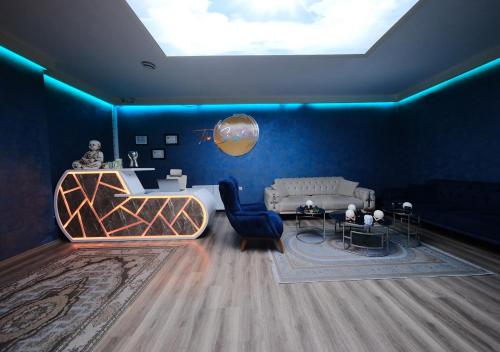 伊斯坦布尔The Sunshine Otel & SPA的客厅设有蓝色的墙壁和天窗。