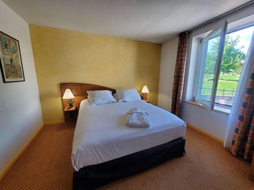 埃皮纳勒Mercure Epinal Centre的一间酒店客房,配有一张带袋子的床