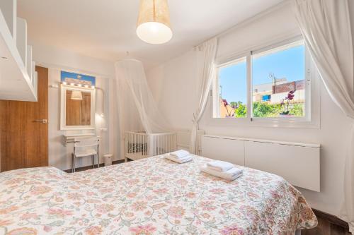 马略卡岛帕尔马Evamas的一间卧室设有一张床和一个窗口