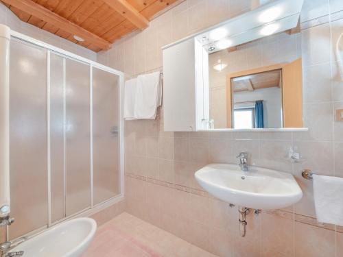塞尔瓦迪加尔代纳山谷Garnì La Grambla的一间带水槽和淋浴的浴室