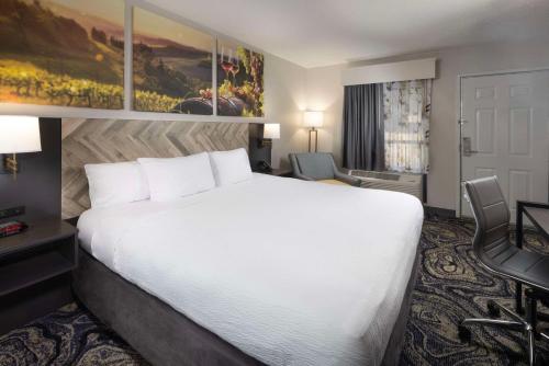 阿什维尔比尔特莫尔村克拉丽奥酒店的酒店客房设有一张白色大床和一张书桌