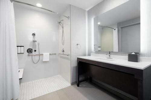 圣卡洛斯Hyatt Place San Carlos的白色的浴室设有水槽和淋浴。