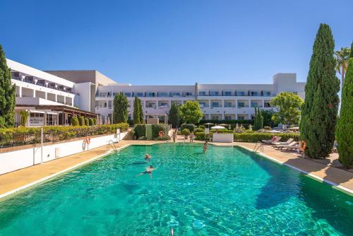 科尼尔-德拉弗龙特拉Hotel Fuerte Conil-Resort的一群人在游泳池游泳