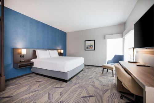 圣卡洛斯Hyatt Place San Carlos的配有一张床和一张书桌的酒店客房