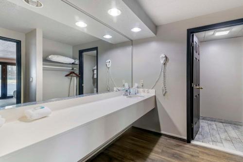 北康威格林格兰耐特酒店的一间带水槽和大镜子的浴室