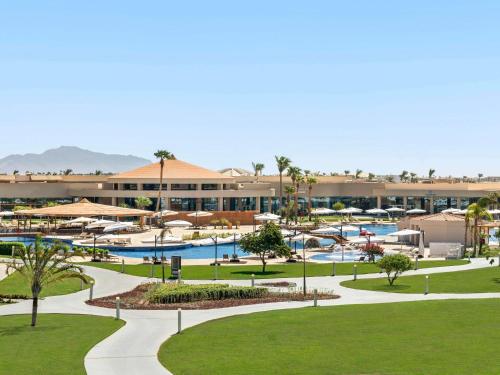 沙姆沙伊赫Rixos Golf Villas And Suites Sharm El Sheikh的享有带游泳池的度假村景致