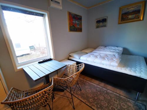 阿比斯库阿比斯科活动旅馆的卧室配有一张床和一张桌子及椅子
