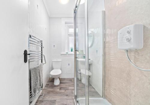 阿丁斯顿McCulloch Apartment by Klass Living Uddingston的带淋浴和卫生间的浴室