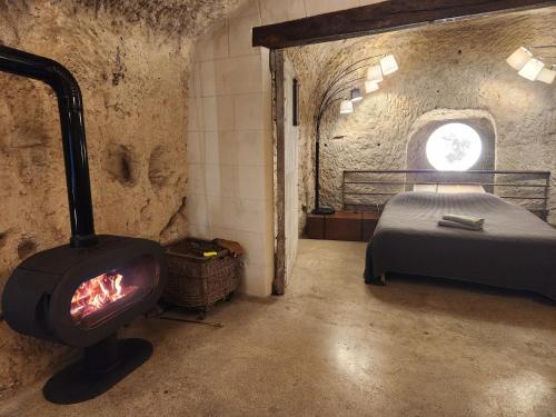 蒙特里夏尔LE CAVERNACLE的洞穴内带燃木炉的房间