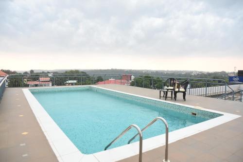 波尔沃林Hotel Orion Centrally near North Goa & Panjim的一座大楼顶部的游泳池