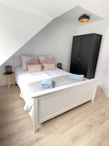 阿纳姆Home sweet home Arnhem的卧室配有白色的床和枕头。