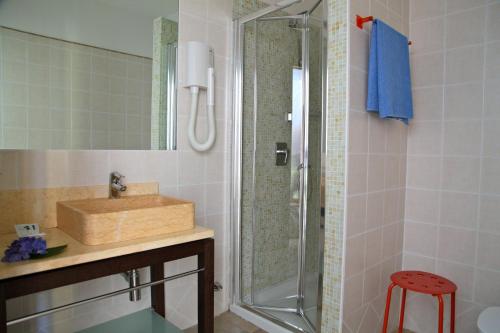 圣费利切德尔贝纳科圣费利丝酒店的带淋浴、水槽和淋浴的浴室