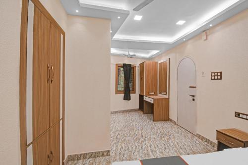 新德里Flagship Prithvi Residency的医院房间走廊,有门和走廊