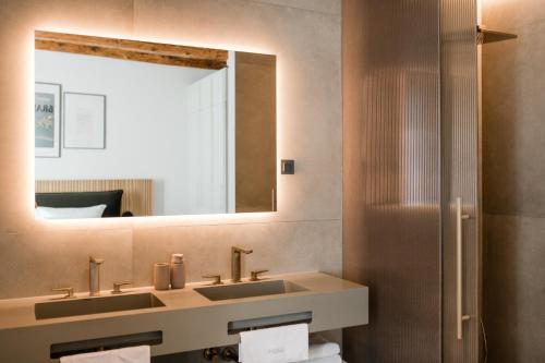 萨格勒布Boutique Hotel HOH的一间带两个盥洗盆和大镜子的浴室