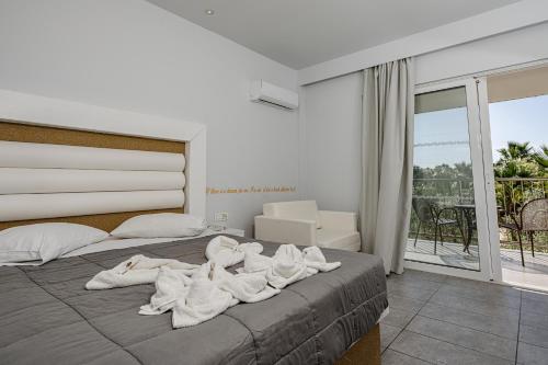 卡拉马孔Caretta Island的一间卧室配有一张大床和毛巾