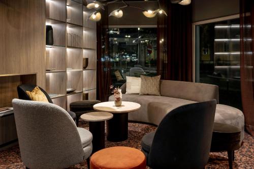 特罗姆瑟萨格品质酒店的客厅配有沙发、椅子和桌子