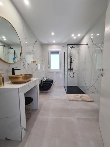 普拉Black & White的一间带水槽和镜子的浴室