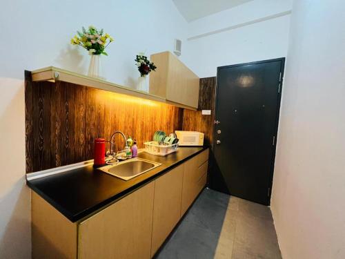 八打灵再也NSF Empire Damansara Free Netflix & Wifi的厨房配有水槽和台面