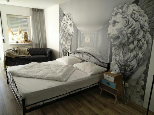魏登Ferienwohnung im Herzen von Weiden的卧室配有一张带狮子头的墙壁床