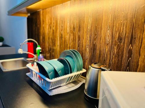 八打灵再也NSF Empire Damansara Free Netflix & Wifi的厨房柜台上装满碗碟的碗架
