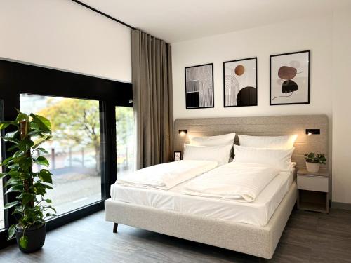 汉堡ARUS Hotels的卧室设有白色的床和大窗户