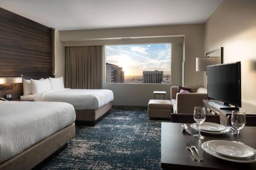 凤凰城Residence Inn by Marriott Phoenix Downtown的酒店客房设有两张床和大窗户。