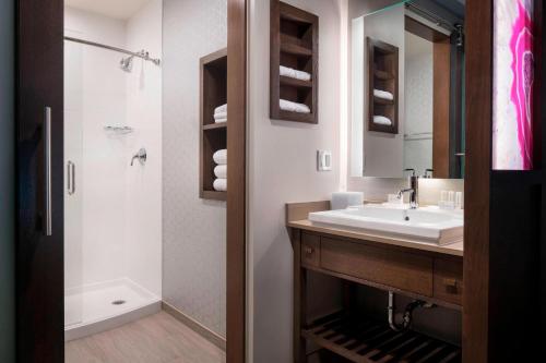 凤凰城Residence Inn by Marriott Phoenix Downtown的一间带水槽和淋浴的浴室