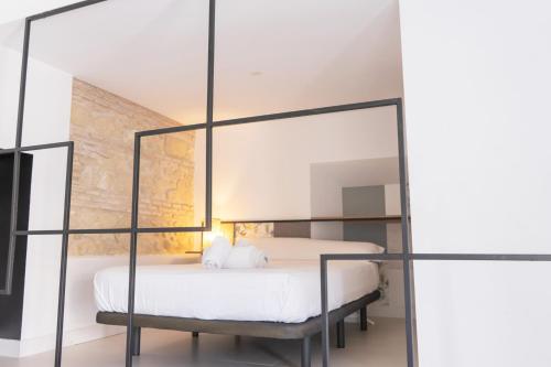 科尔多瓦Palacete del Águila的一间卧室配有一张床和镜子
