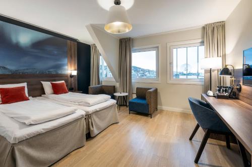 特罗姆瑟萨格品质酒店的酒店客房配有一张床、一张书桌和一张书桌。