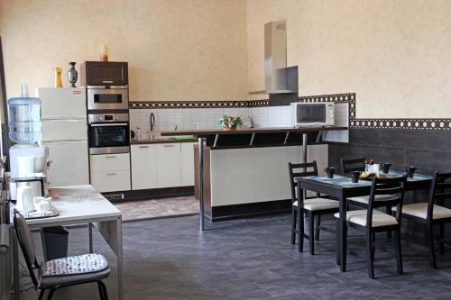 喀山撒拉逊波尔沙雅卡拉斯拉雅旅馆的厨房配有白色家电和桌椅