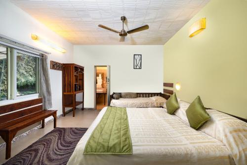 马西尼古蒂丛林小屋度假酒店的一间卧室配有两张床和钢琴