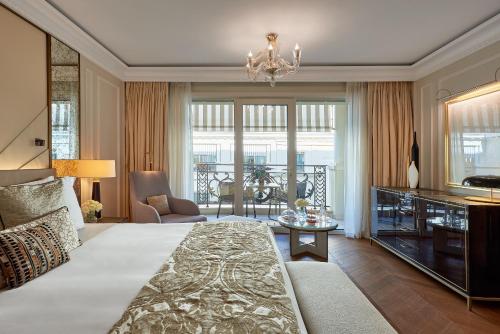 蒙特卡罗巴黎蒙特卡罗酒店的一间带大床的卧室和一间客厅