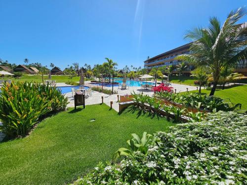 塔曼达雷Eco Resort Praia dos Carneiros - Flats & Bangalô - LocarHouse的一个带游泳池的度假村和一个度假村