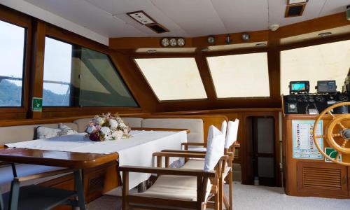 戈西克Vira Yacht的船上的桌椅,带窗户