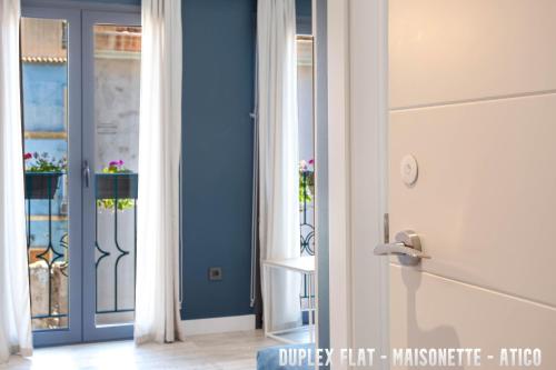 阿利坎特UNIQ flats的一间设有蓝色门和窗户的房间