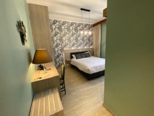 绍德方丹IL卡斯特里诺酒店的一间卧室配有一张床和一张带台灯的书桌