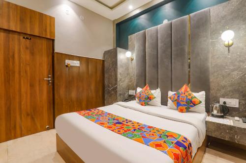 FaizābādFabHotel Royal Palm Inn的一间卧室,卧室内配有一张大床