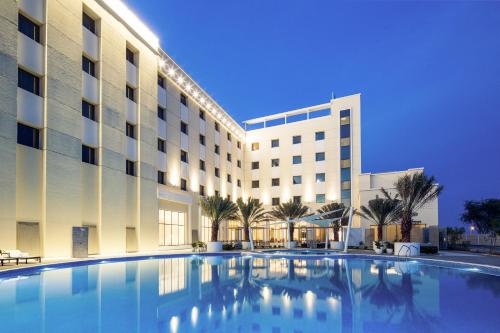 索哈尔索哈尔美居酒店的酒店前方的大型游泳池
