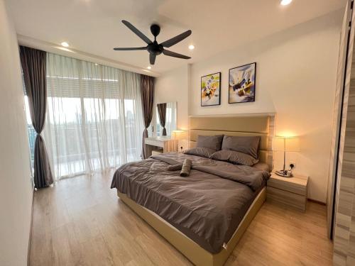 努沙再也Encorp Marina, 2 Bedroom with bathtub, 6 pax, 5mins to LEGOLAND的一间卧室配有一张带吊扇的床