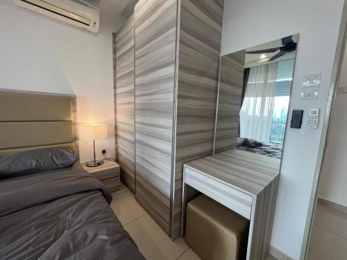 努沙再也Encorp Marina, 2 Bedroom with bathtub, 6 pax, 5mins to LEGOLAND的一间小卧室,配有一张床和一张书桌
